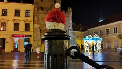 Widzieliście już czapeczki w centrum Lublina? Pojawiło się ich 120 [zdjęcia]