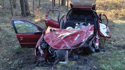 Biłgoraj. Kompletnie zmiażdżony peugeot po zderzeniu z fordem
