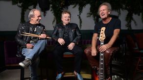 Autorzy na tej płycie umieścili znakomite teksty, bez tak ostatnio modnych wulgaryzmów i slangu. To są fachowcy. Kiedyś teksty do piosenek pisał Julian Tuwim. Ja też napisałem jeden tekst i do dzisiaj się tego wstydzę (śmiech). Powinni je pisać ci, którzy się na tym znają. I tak jest na naszej płycie – opowiada Mietek Jurecki (na zdjęciu z prawej).