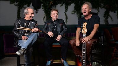 Autorzy na tej płycie umieścili znakomite teksty, bez tak ostatnio modnych wulgaryzmów i slangu. To są fachowcy. Kiedyś teksty do piosenek pisał Julian Tuwim. Ja też napisałem jeden tekst i do dzisiaj się tego wstydzę (śmiech). Powinni je pisać ci, którzy się na tym znają. I tak jest na naszej płycie – opowiada Mietek Jurecki (na zdjęciu z prawej).