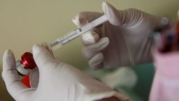 Szczepienia przeciwko Covid-19 mogą ruszyć już w styczniu. Rząd zapowiada przywileje