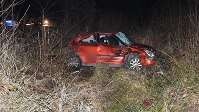 Po dachowaniu pasażerka wypadła z auta. Groźny wypadek pod Chełmem