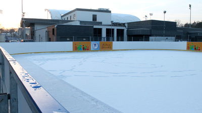 W tym roku ślizgawka przy Hauke-Bosaka działa jedynie przez pięć dni (22-27 grudnia) z przerwą na Boże Narodzenie. Z lodowiska skorzystamy dopiero w drugiej połowie stycznia. Dobra wiadomość jest taka, że ceny wejściówek pozostawiono na zeszłorocznym poziomie (bilet normalny za 90 min. kosztuje 6 zł)