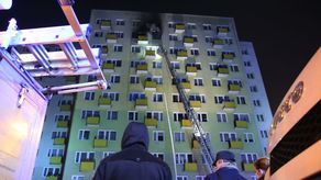 Pożar w wieżowcu w Świdniku. Są osoby, które podtruły się dymem [ZDJĘCIA]