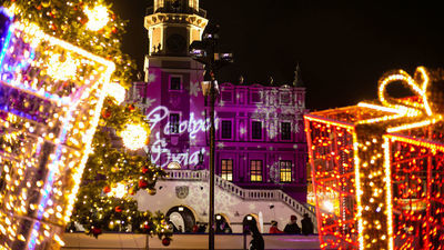 Piękne świąteczne iluminacje przed zamojskim ratuszem [zdjęcia]