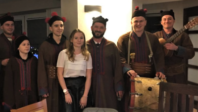 Są trzy podstawowe rodzaje pieśni zróżnicowane ze względu na wiek adresatki. Zasadą jest też to, że śpiewa się konkretnej dziewczynie umieszczając jej imię w pieśni