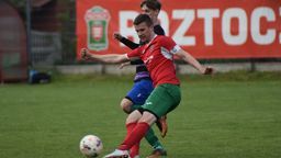 Trener Roztocza Szczebrzeszyn Jacek Szczyrba zapowiada, że zimą szansę gry w meczach kontrolnych otrzyma lokalna młodzież

