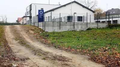 Pat w Annopolu trwa. Do nowego komisariatu przyjdzie jeździć po błocie