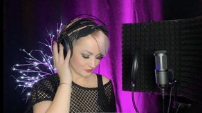 Marzę, by na stare lata z laską skakać po scenie, nadal śpiewać, zarażać pozytywną energią i być odjechaną śpiewającą babcią – mówi Agnieszka Wiechnik