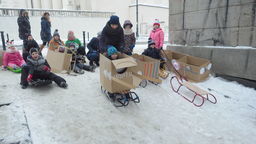 Nie powinno się zabraniać dzieciom wychodzenia z domów w czasie ferii zimowych – przekonują rodzice i eksperci