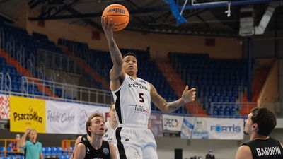 Sherron Dorsey-Walker (w białym stroju) był najlepszym zawodnikiem Pszczółki Startu 

