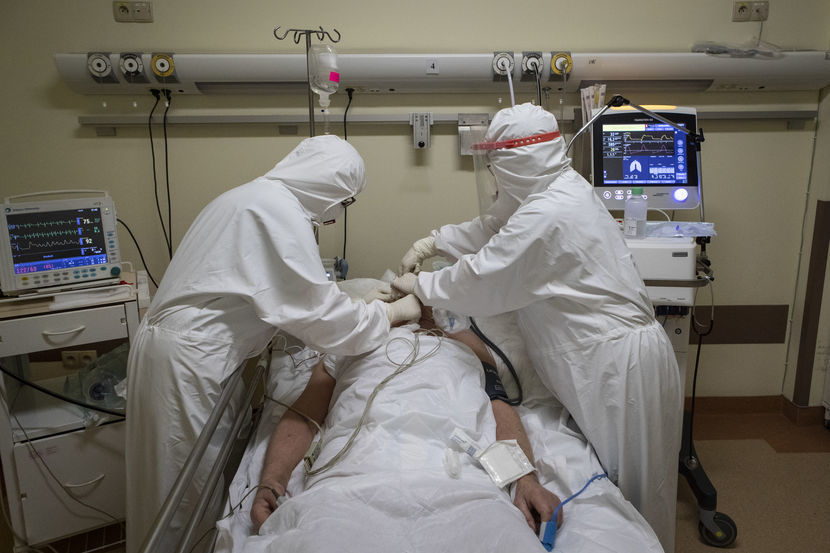Lekarze zwracają uwagę na coraz gorszą sytuację w szpitalnych oddziałach ratunkowych, gdzie znów jest tłoczno. Na zdjęciu: oddział intensywnej terapii w szpitalu w Chełmie