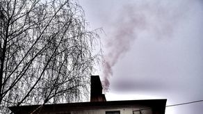 Lublin: Mieszkańcy palą w piecach śmieciami, ekolodzy namawiają do zmian