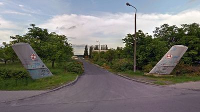 Obecnie jedyne połączenie drogi krajowej nr 2 z terenem lotniska jest bardzo utrudnione i prowadzi ulicą Łomaską