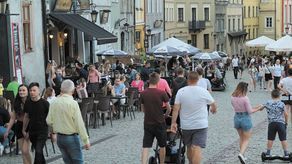 Czerwiec 2020. Mimo obowiązujących rygorów sanitarnych związanych w epidemią koronawirusa ogródki na Starym Mieście były odwiedzane