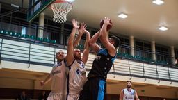 Adrian Kowalczyk (z piłką) to jeden z liderów Alpacy Alfachem Team