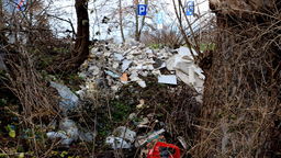 Pozostałości po remontach, opakowania, butelki - to wszystko wylądowało tuż przy ul. 4 Pułku Piechoty, niedaleko Parku Czartoryskich 