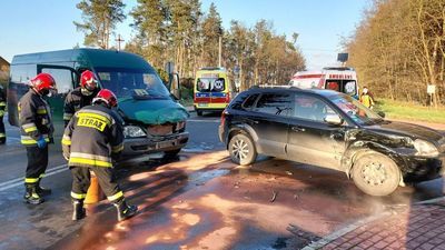 Łęczna. Hyundai wjechał w busa z przedszkolakami. Na miejscu policja, karetki, straż pożarna