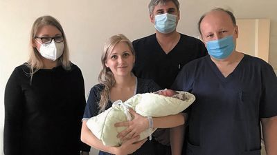 Pani Sylwia z małą Lilianną oraz dyr. Sylwia Domagała, dyr. ds. medycznych dr. Michał Korzeniewski i kierownik Oddziału Ginekologiczno-Położniczego dr Radosław Mazurek