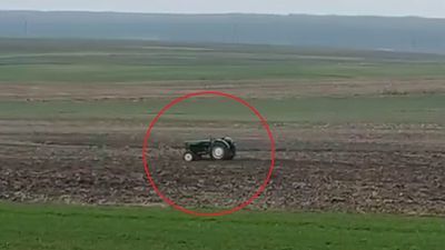 Lubelskie: Sztuczna inteligencja? Ciągnik uciekł pijanemu traktorzyście i sam jeździł po polu