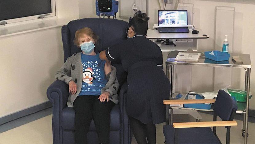 Pierwszą pacjentką zaszczepioną wczoraj w Wielkiej Brytanii była Margaret Keenan, która w przyszłym tygodniu skończy 91 lat. Kobieta otrzymała szczepionkę Pfizer/BioNTech 