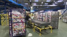 "200 tysięcy paczek i pół miliona listów na dobę". Pracownicy sortowni zwiększają wysiłki, aby zdążyć z dostawą na święta