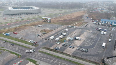 Grunt znajduje się na terenie zamkniętej w 2010 roku cukrowni. Obecnie wynajmują go szkoły nauki jazdy, które urządziły w tym miejscu place manewrowe.