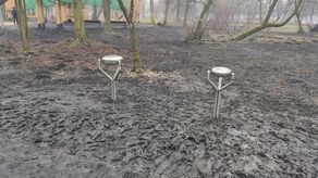 W wielu miejscach korzystanie z urządzeń parku Ludowego jest utrudnione przez błoto