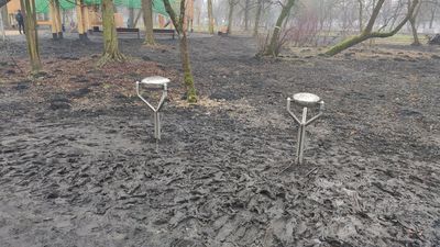 W wielu miejscach korzystanie z urządzeń parku Ludowego jest utrudnione przez błoto