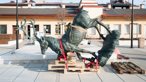 Montaż pomnika jelenia w Parczewie