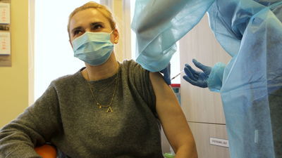 Pracownicy puławskiego szpitala od niedzieli korzystają ze szczepionek na koronawirusa. Do końca roku pierwszą z dwóch dawek przyjmie 225 osób personelu SP ZOZ