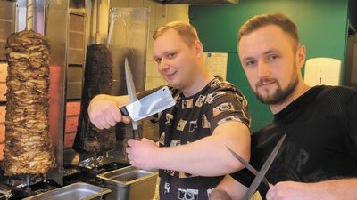 Henryk Kochman (z lewej) i Patryk Szyszka, wspólnicy lokalu Abdul Kebab w Lublinie