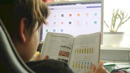 Całe dnie przed komputerami, ferie też spędzą w domach. "Syn przypomina już zombie"