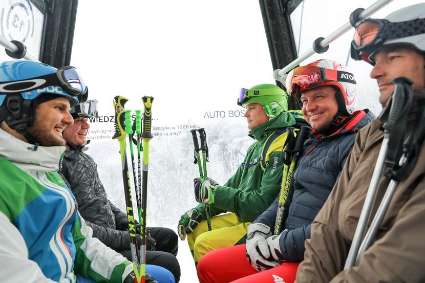 Andrzej Duda jest miłośnikiem narciarstwa. Tutaj w styczniu 2019 roku na stoku w Szczyrku z prezydentem Słowacji Andrejem Kiską