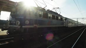 Stoi na stacji lokomotywa. Tylko dlaczego tak długo?