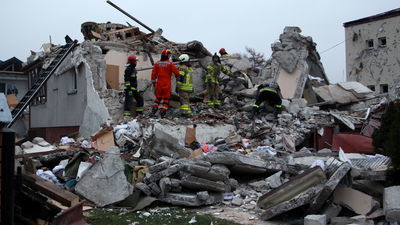 Kawałki gruzu ze zniszczonego domu spadły na dachy i ściany okolicznych budynków, niszcząc elewacje i ogrodzenia. Siła uderzenia wyrywała okna razem z futrynami. Stan sąsiednich domów oceni nadzór budowlany.