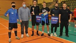 Od lewej: Daniel Szewc - organizator turnieju, Rafał Tomiło (dyrektor MOSiR Kraśnik), Damian Pietroń, Jakub Gajewski i Filip Drozd (drużyna Sami Swoi) oraz Jarosław Gąszczyk, który także odpowiadał za organizację imprezy