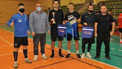 Od lewej: Daniel Szewc - organizator turnieju, Rafał Tomiło (dyrektor MOSiR Kraśnik), Damian Pietroń, Jakub Gajewski i Filip Drozd (drużyna Sami Swoi) oraz Jarosław Gąszczyk, który także odpowiadał za organizację imprezy