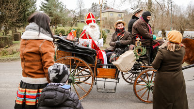 Dzieci czekały na niego cały rok. Do Krzczonowa święty Mikołaj przyjechał bryczką