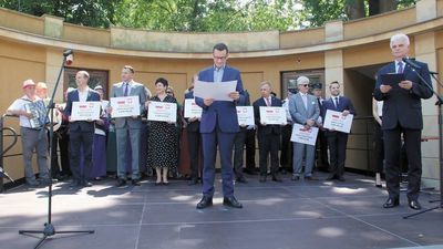 Na początku wakacji w tle kampanii prezydenckiej Andrzeja Dudy premier Mateusz Morawiecki wręczał samorządowcom (głównie związanym z PiS) symboliczne czeki w ramach Funduszu Inwestycji Lokalnych. Na zdjęciu wiec w Puławach 