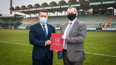 Dzik na koszulkach Górnika. Gmina Łęczna wspiera pierwszoligowca