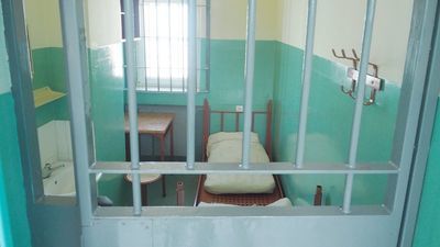 Mężczyzna oznajmił policjantom, że jest osobą poszukiwaną, i że chce odbyć karę w Zakładzie Karnym