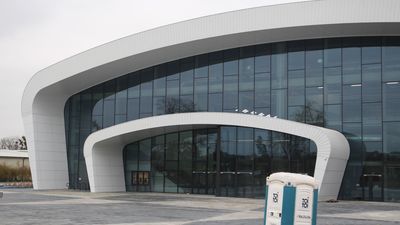 Nowa hala widowiskowo-sportowa w Puławach na trybunach pomieści maksymalnie 3,2 tys. widzów. Jej budowa, według ostatniego aneksu, ma zakończyć się do 29 grudnia. Na jej otwarcie zaczekamy jeszcze kilka miesięcy.