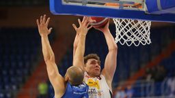 Kacpra Borowskiego (z piłką) i jego kolegów z Pszczółki Start czeka dziś bardzo trudne zadanie