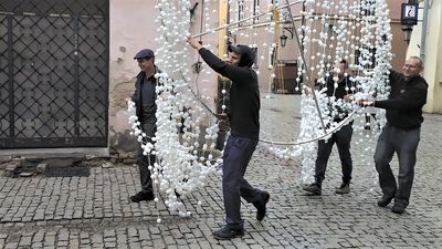 Odbędzie się czy nie odbędzie? Taka niepewność towarzyszyła w kończącym się roku organizatorom wszystkich wydarzeń kulturalnych, nawet tak dużych jak Noc Kultury. Najpierw przeniesiono ją z czerwca na październik. W przeddzień wydarzenia zaczął się montaż instalacji artystycznych na ulicach Starego Miasta. Kilka godzin później zapadła decyzja o odwołaniu wydarzenia.