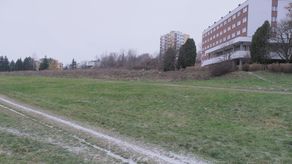 Wysoki na 8 kondygnacji naziemnych blok mieszkalny, miałby stanąć tuż obok zielonej doliny w sąsiedztwie dawnego Domu Studenta Zaocznego, który obecnie jest akademikiem Kronos