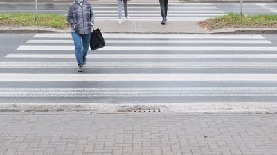 Na przejściu dla pieszych w Łęcznej potrącił kobietę. Szuka go policja