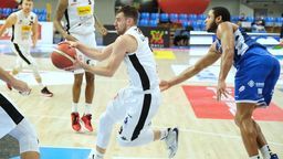 Kamil Łączyński (z piłką) już w kolejnym spotkaniu pokazuje, że dla Pszczółki Startu jest kluczowym zawodnikiem
