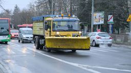 Al. Racławickie. Luźny śnieg może tu leżeć nawet przez dwie godziny po opadach