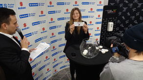 Kluczowy moment wczorajszego losowania – Beata Stepaniuk-Kuśmierzak wyciąga karteczkę z napisem Arged BMSlam Stal Ostrów Wielkopolski